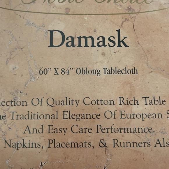 Damask tablecloth. 6 napkins and placemats. Never used. - Picture 5 of 6